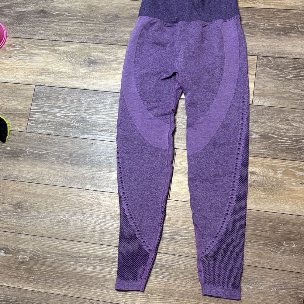 Pink /VS woman’s size M purple leggings